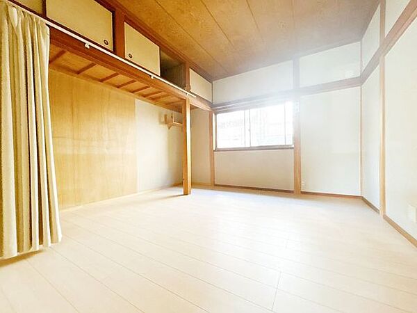 【リフォーム中】1階洋室の写真です。クリーニングを行います。