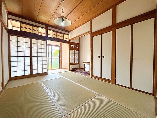 【リフォーム中】和室の写真です。畳クリーニングを行い、照明器具の交換をします。