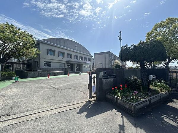 【近隣施設】野口南小学校まで約200メートル。徒歩約3分の距離です。