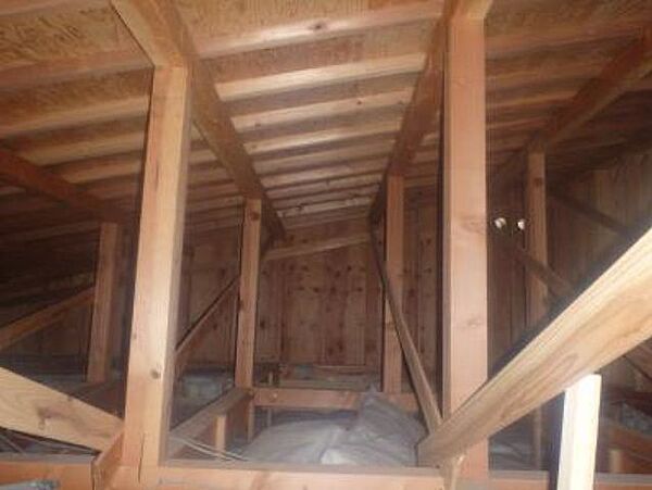 中古住宅の3大リスクである、雨漏り、主要構造部分の欠陥や腐食、給排水管の漏水や故障を2年間保証します。その前提で屋根裏まで確認の上でリフォームしています。