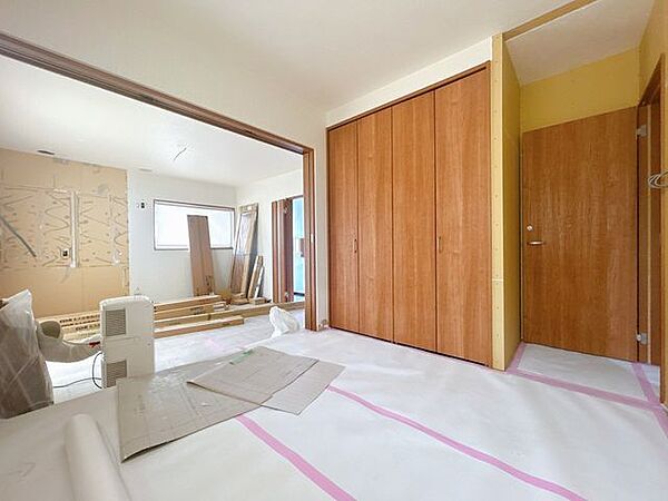 【リフォーム中】6帖洋室の写真です。収納を半分にしてリビングと繋がる廊下を新設する予定です。