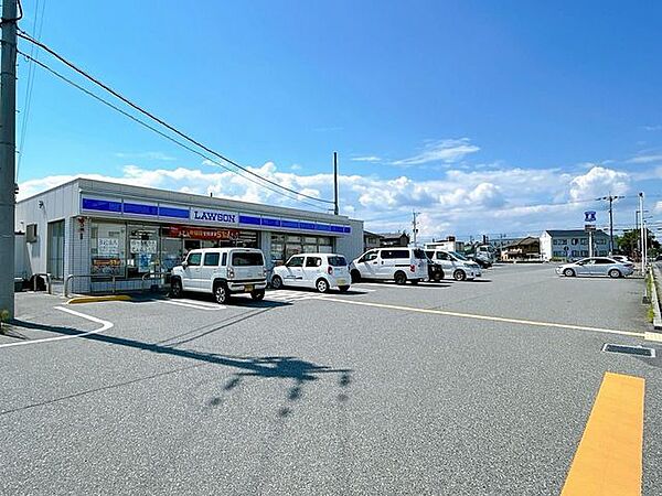 【周辺環境】ローソン社嬉野店まで約550ｍ（徒歩約7分）です。夜な夜なアイスを買いに行くにも丁度いい距離ですね。