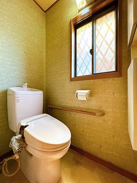 【現況販売】トイレの写真です。収納スペースもあるので災害時用にストックしておけます。