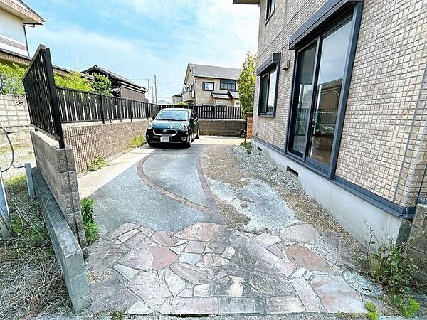 【駐車場】駐車場の写真です。普通車なら2台、軽自動車なら2台+普通車1台駐車可能です。