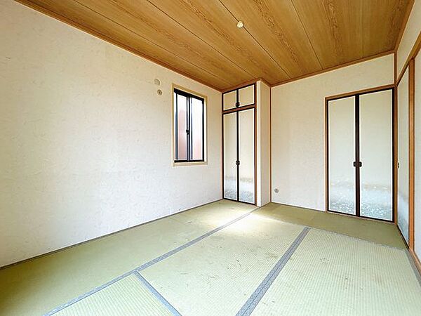 【現況販売】和室の写真です。収納が2つあるのが嬉しいポイントです。