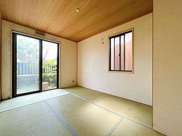 【現況販売】和室別角度の写真です。お庭を眺めながらゆっくりするのもいいですね。