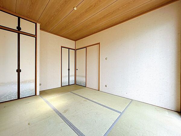 【現況販売】和室別角度の写真です。イ草のいい香りがしてきそうです。