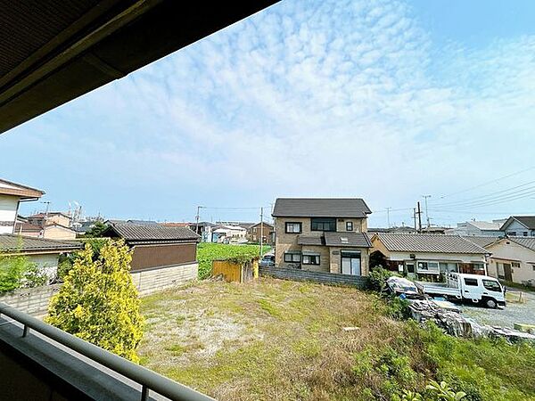 【眺望】バルコニーからの眺望の写真です。裏が空き地なので見晴らしがいいですね。
