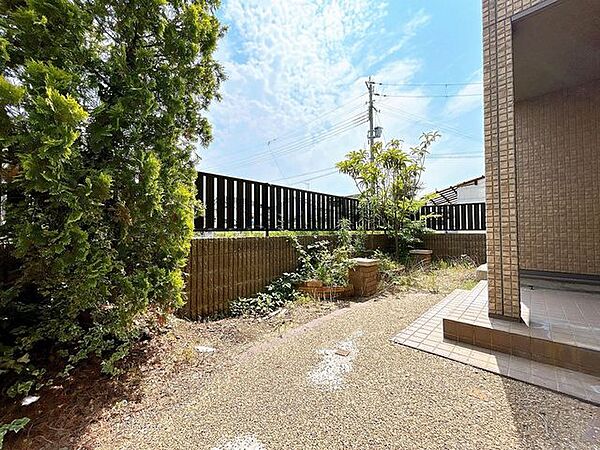 【現況販売】お庭の写真です。ちょっとした家庭菜園に最適です。