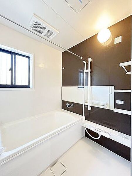 【リフォーム済】浴室の写真です。新品の浴室に交換いたしました。壁面は断熱材が施工されています。