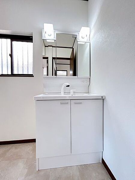 【リフォーム済】洗面台の写真です。ハウステック製の新品洗面台に交換いたしました。