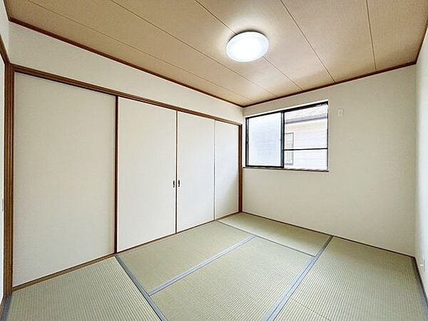 【リフォーム済】2階和室の写真です。畳表替え、クロス張替等行いました。