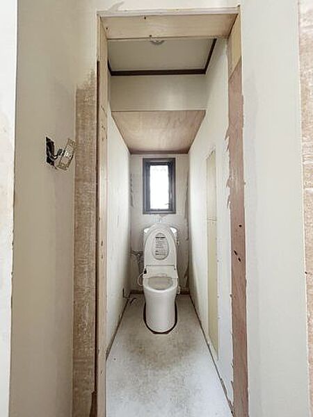 【リフォーム中】トイレの写真です。トイレは新品に交換予定で温水洗浄便座です。