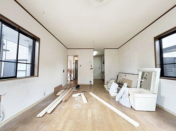 【リフォーム中】1階約16.5帖LDKの写真です。リフォームでクロス張替え、フロアタイル重ね張り、建具交換、照明交換等を行います。