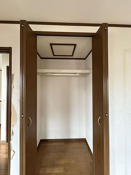 【リフォーム中】2階洋室8帖のクローゼットの写真です。
