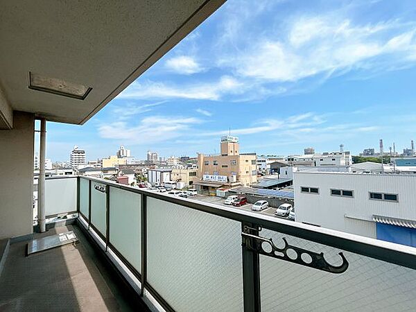 バルコニーの写真です。角部屋ということもあり視界が開けていて眺望良好です。