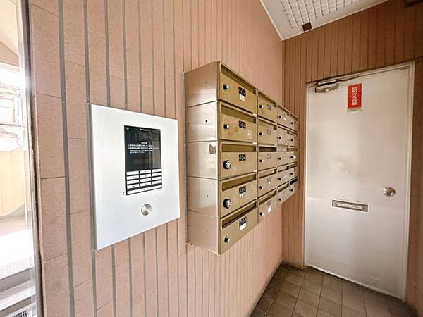 共用部分の郵便ポストの写真です。