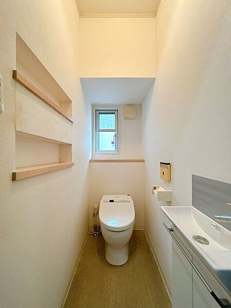 【現況販売】1階トイレの写真です。手洗い場がついています。壁面の棚を上手に使いたいですね。