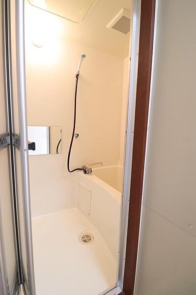 画像5:1　シンプルで清掃しやすい浴室