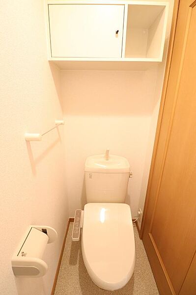 画像11:温水洗浄便座付きのトイレ　上部に収納あります。