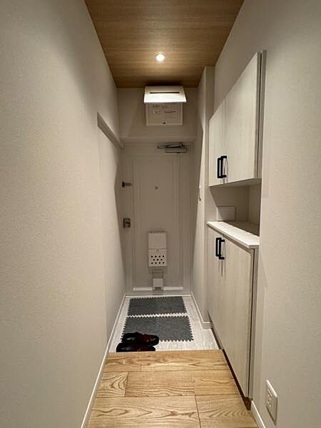 玄関横にはシューズボックス、廊下には収納棚を備えており、収納スペースが充実しています。