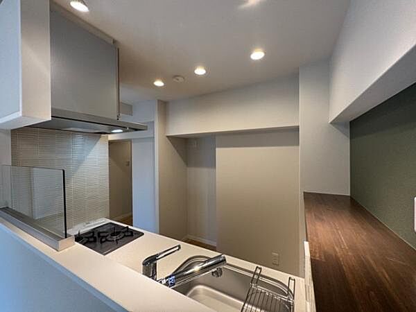 キッチン横には、配膳や作業スペースとして便利なカウンターを備えています。