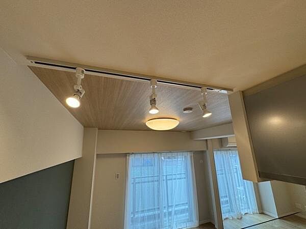 キッチン上部にダウンライト