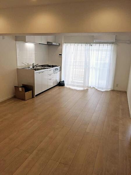 南側から陽光が差し込む、明るく暖かなリビングです。（写真は、2021年購入時）