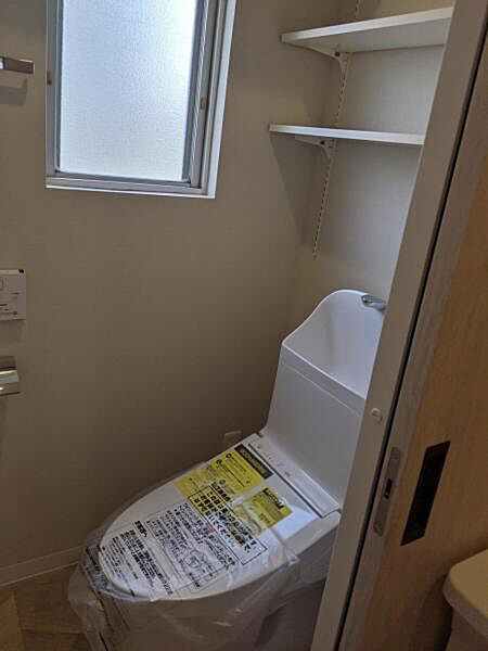 ウォシュレット付きトイレには窓や棚もあります（写真は、2021年購入時）