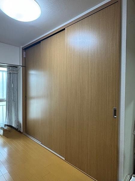 リビングダイニングに大型クローゼットあり。収納力も魅力です。。