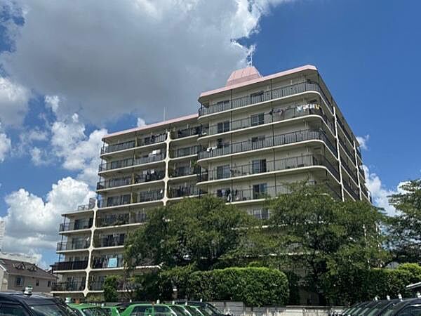 マンション南側には大きな建物がなく、陽当たり・開放感ともに良好です。