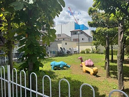 マンション敷地内には緑豊かな広場もあり、身近に自然を感じられる住環境です！