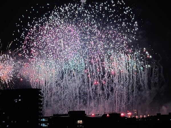 共用部分からは、迫力ある「いたばし花火大会」を間近に鑑賞できます。