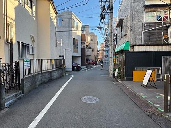 北東側前面道路。交通量も少なく静かな環境です