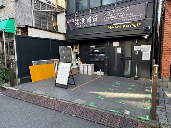 手前のスペースは駐車場として利用も可能です