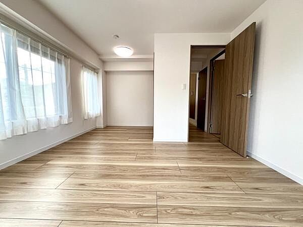 開口部が広いお部屋で採光がたくさんそそぎます