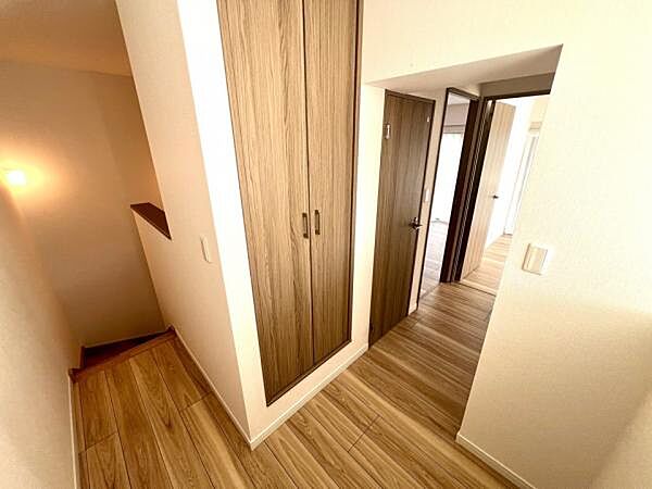 二階も空間を有効活用、収納豊富です