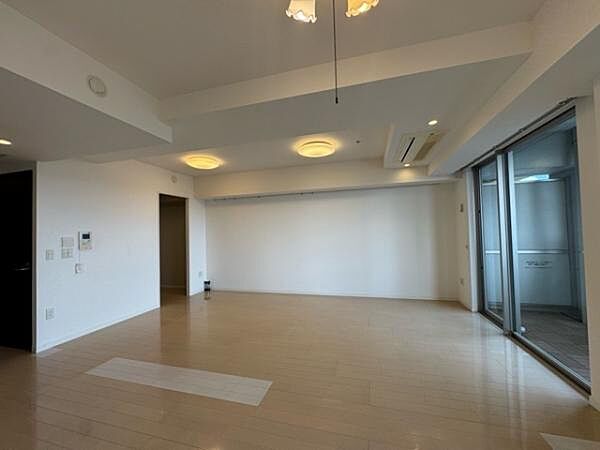リビングダイニングに床暖房あります！南東向きにつき採光も取れてます！