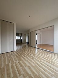 JR可部線 七軒茶屋駅 徒歩12分の賃貸アパート 2階2LDKのリビング/ダイニング