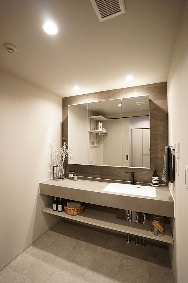 【洗面室】：大きな鏡や収納棚があり、ごちゃつく洗面台周りもスタイリッシュに片付きます。