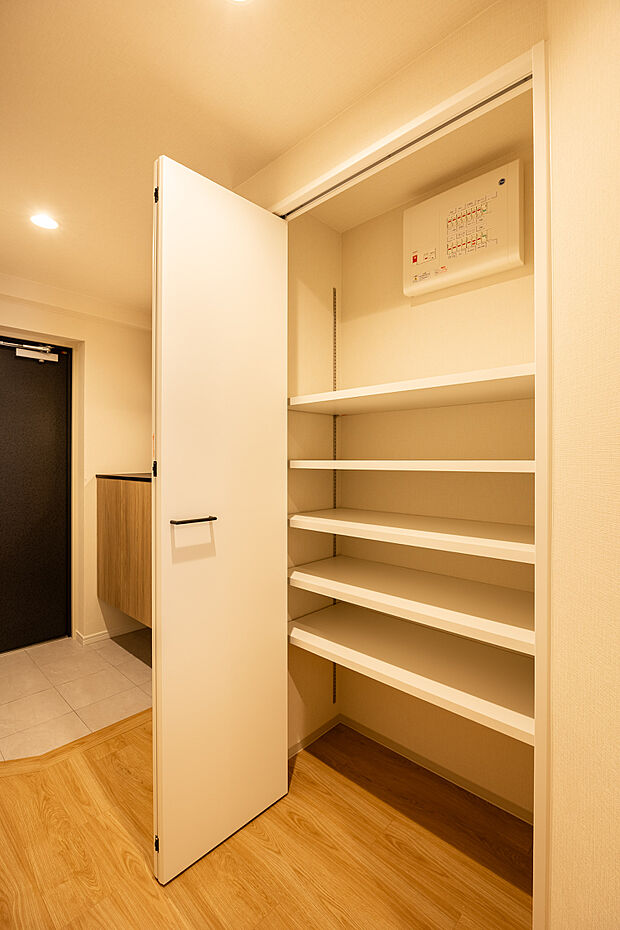 【廊下収納】：扉付きの廊下収納は、コンセントもあり、家電の収納にもご利用いただけます。