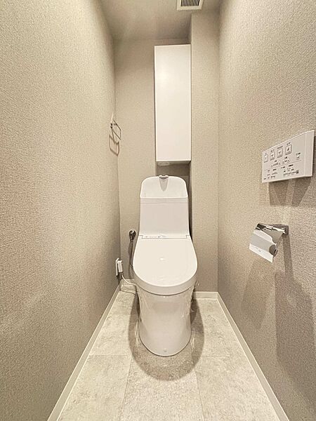 トイレも新調されており、上部に設置された吊り戸にも物を収納いただける便利な設計となっております。