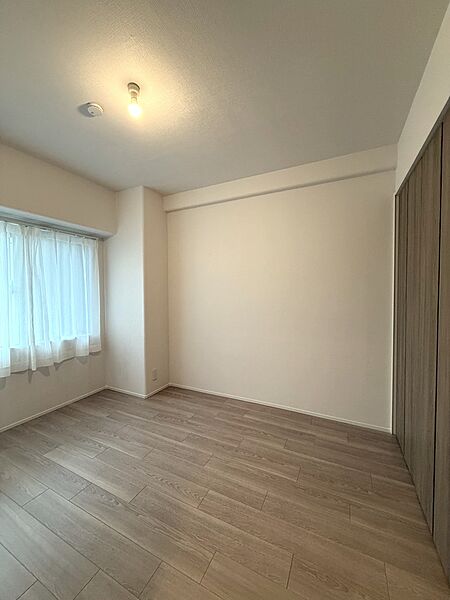 窓から光が差し込む洋室は、外の明るさを受けてリラックスしてお使いいただけます。