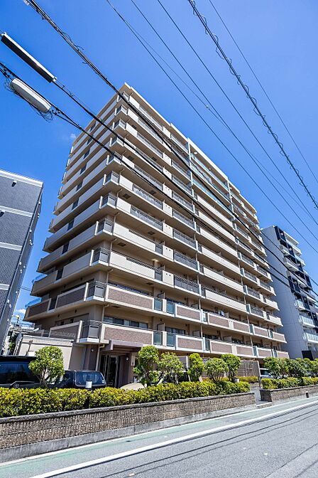 南側からの外観。閑静な住宅街に映える存在感のあるレジデンスです。