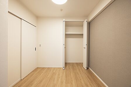 洋室(3) ご家族がゆとりをもって暮らせるよう、各居室に収納を設けております!