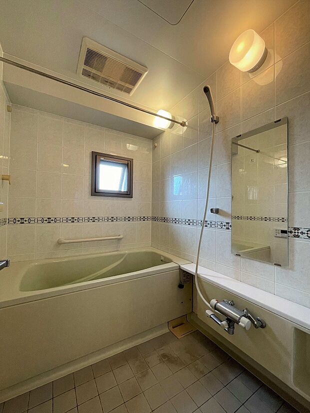 【浴室】：窓があり、通風良好です。1418サイズです。