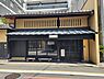 エントランス：エントランス部分には、歴史的意匠建造物にも指定された「宮脇賣扇庵」旧店舗の一部を保存。