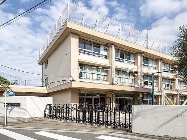 練馬区立南が丘小学校(910m)