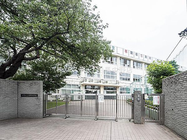 中野区立緑野中学校（830m）