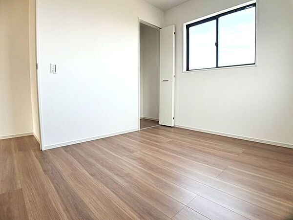 ◎収納：6-4号棟（2/14撮影）収納扉は折戸扉になっているので、最小限のスペースで開閉が可能です◎